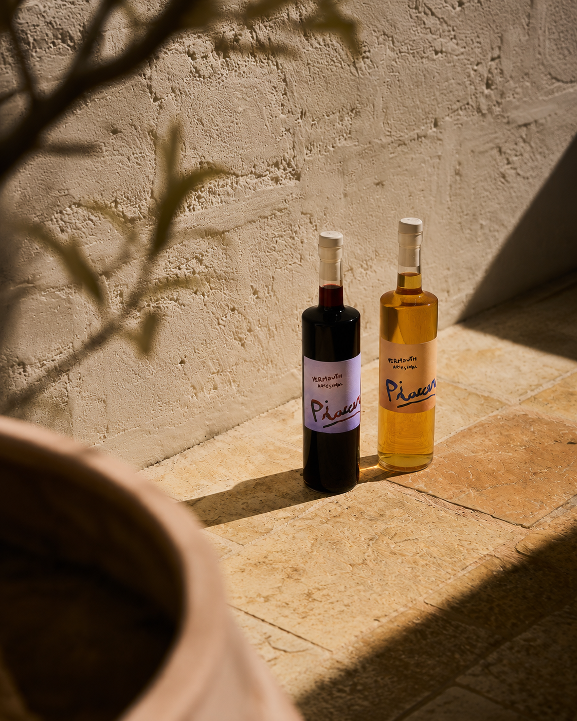 Botellas de Piaccere sobre piso de piedra